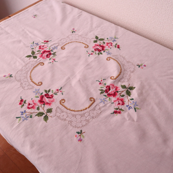 ドイツの手仕事/繊細なピンクローズや小花のクロスステッチ手刺繍 生地・テーブルクロス (ヴィンテージ バラ） 5枚目の画像