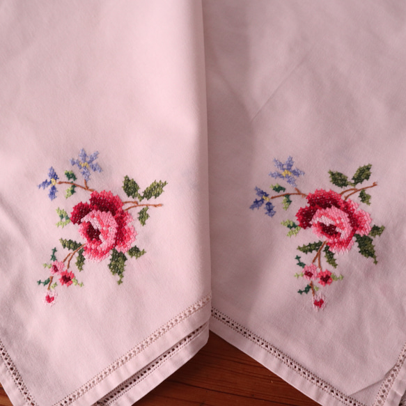 ドイツの手仕事/繊細なピンクローズや小花のクロスステッチ手刺繍 生地・テーブルクロス (ヴィンテージ バラ） 9枚目の画像