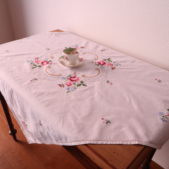 ドイツの手仕事/繊細なピンクローズや小花のクロスステッチ手刺繍 生地・テーブルクロス (ヴィンテージ バラ） 7枚目の画像