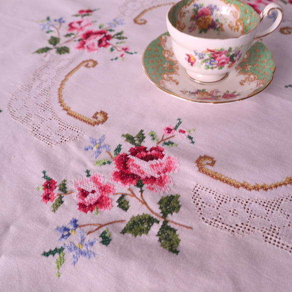 ドイツの手仕事/繊細なピンクローズや小花のクロスステッチ手刺繍 生地・テーブルクロス (ヴィンテージ バラ） 8枚目の画像