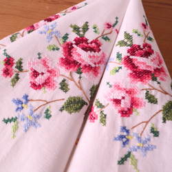 ドイツの手仕事/繊細なピンクローズや小花のクロスステッチ手刺繍 生地・テーブルクロス (ヴィンテージ バラ） 12枚目の画像