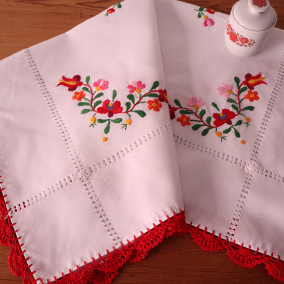 ハンガリー Vintageカロチャ刺繍 ◐テーブルクロス ハンガリーの手仕事