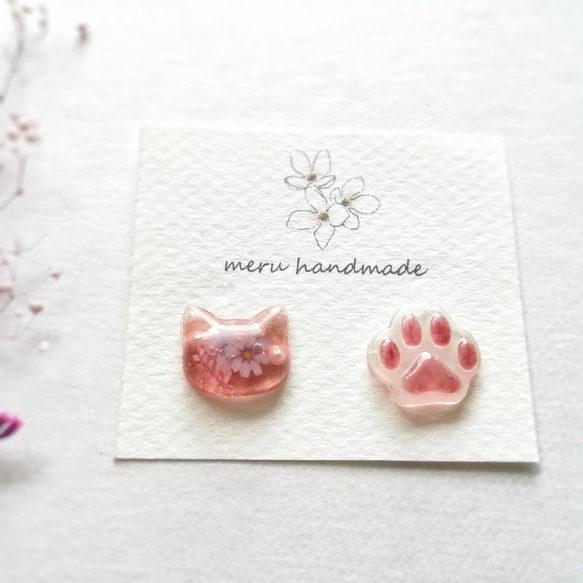 猫の日 レジン 猫と肉球 ピアス イヤリング 春色 桜色   お花 2枚目の画像