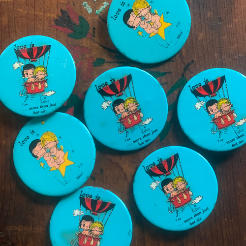 Kim Casali のLove is …シリーズ ビンテージ缶バッジ 60年代、70年代