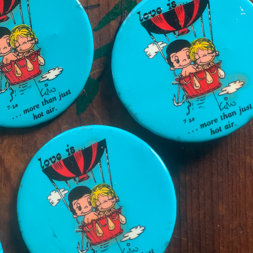 海外購入 ビンテージ 缶バッチ 128個 Kim Casali のLove is …シリーズ ビンテージ缶バッジ 60年代、70年代