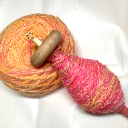 スピンドルで手紡ぎした糸です】 可愛いウェーブヤーン(アートヤーン