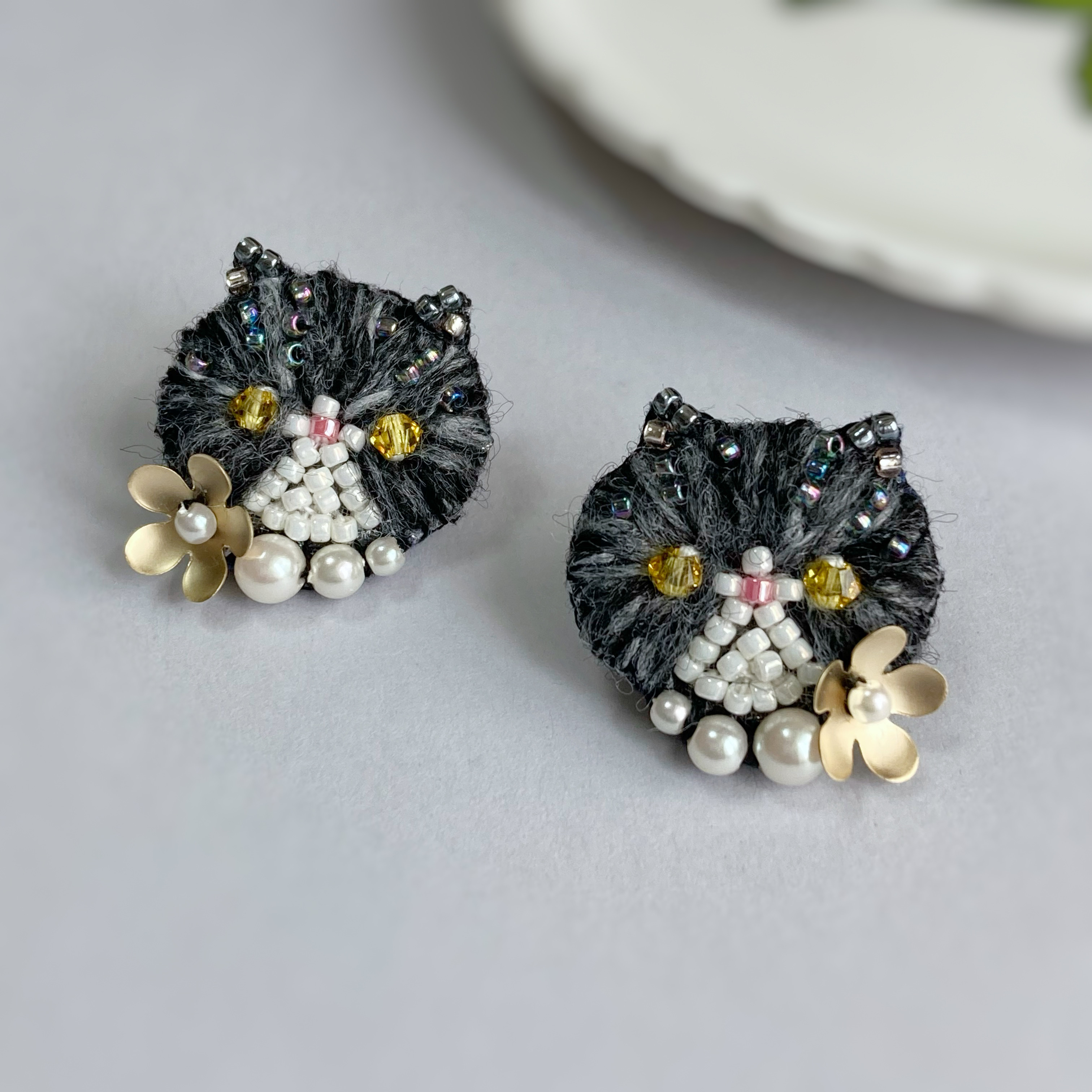 もふ猫さん(グレーブラック)のビーズ刺繍ピアス オート