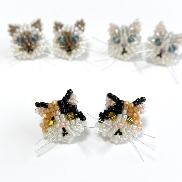 毛長猫三毛猫タイプ ピアス　オートクチュール刺繍　ビーズ刺繍 1枚目の画像