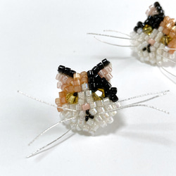毛長猫三毛猫タイプ ピアス　オートクチュール刺繍　ビーズ刺繍 5枚目の画像