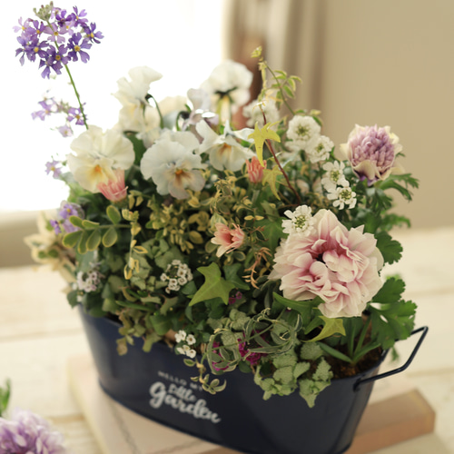 パステルカラーのギャザリング寄せ植え スワッグ 木の実と葉っぱ 通販
