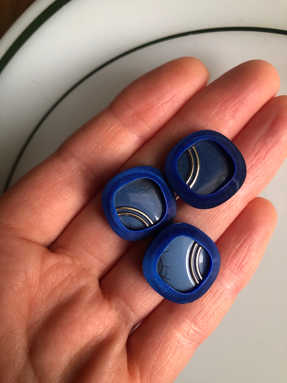 アンティーク ボタン 3個　ビンテージ 昭和 レトロ 個性的 ハンドメイド素材 日本製 ポップ アクセ ブルー　青 6枚目の画像