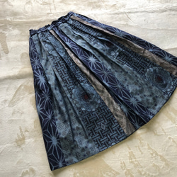 アンティーク大島紬のパッチワークスカート　細見えタックスカート　裏地付き　青　着物リメイク 3枚目の画像