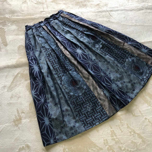 アンティーク大島紬のパッチワークスカート　細見えタックスカート　裏地付き　青　着物リメイク 3枚目の画像