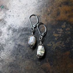 珍珠般的銀色羅馬玻璃珠耳環，閃爍著美麗的光芒 第2張的照片