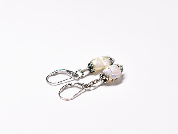 珍珠般的銀色羅馬玻璃珠耳環，閃爍著美麗的光芒 第7張的照片