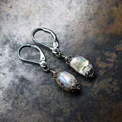 珍珠般的銀色羅馬玻璃珠耳環，閃爍著美麗的光芒 第1張的照片