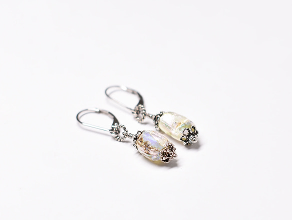 珍珠般的銀色羅馬玻璃珠耳環，閃爍著美麗的光芒 第6張的照片