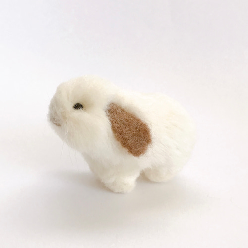 ロップイヤーうさぎの赤ちゃん（白×茶） 羊毛フェルトマスコット 羊毛