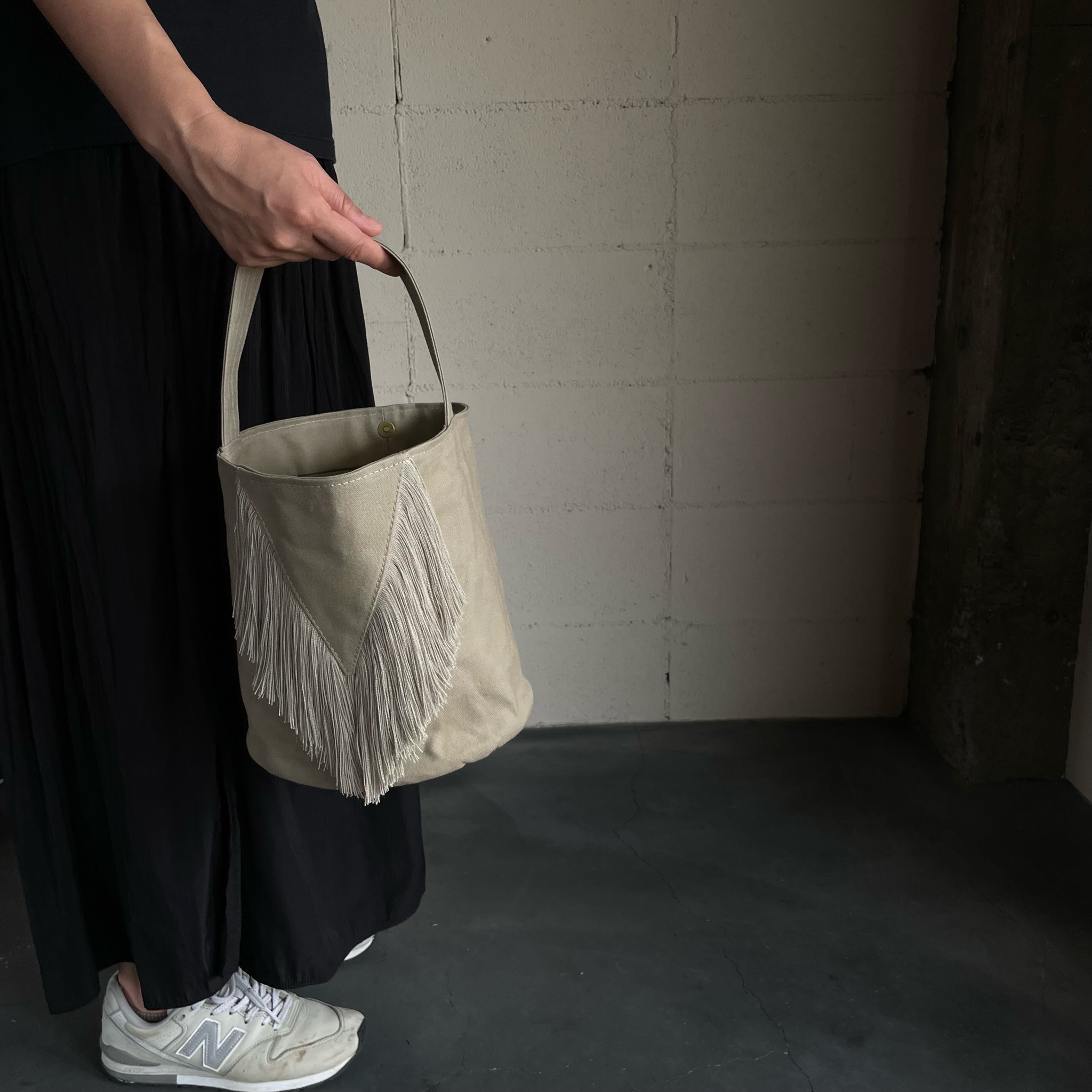 薄カーキのVeeフリンジバッグ