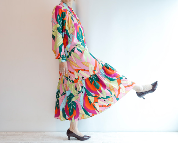 レトロサイケデリックプリント 裾フレアーワンピース マキシ丈 春のお