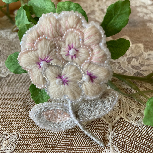ふんわり優しいお花のビーズ刺繍ブローチ 紫陽花 ブローチ fleur
