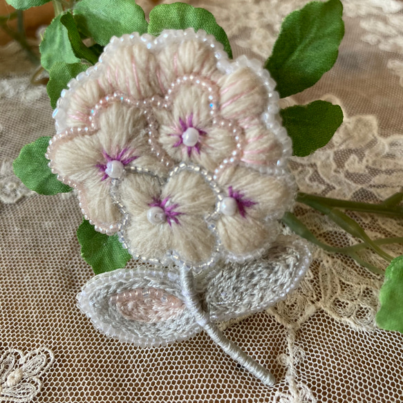 ふんわり優しいお花のビーズ刺繍ブローチ　紫陽花　 2枚目の画像