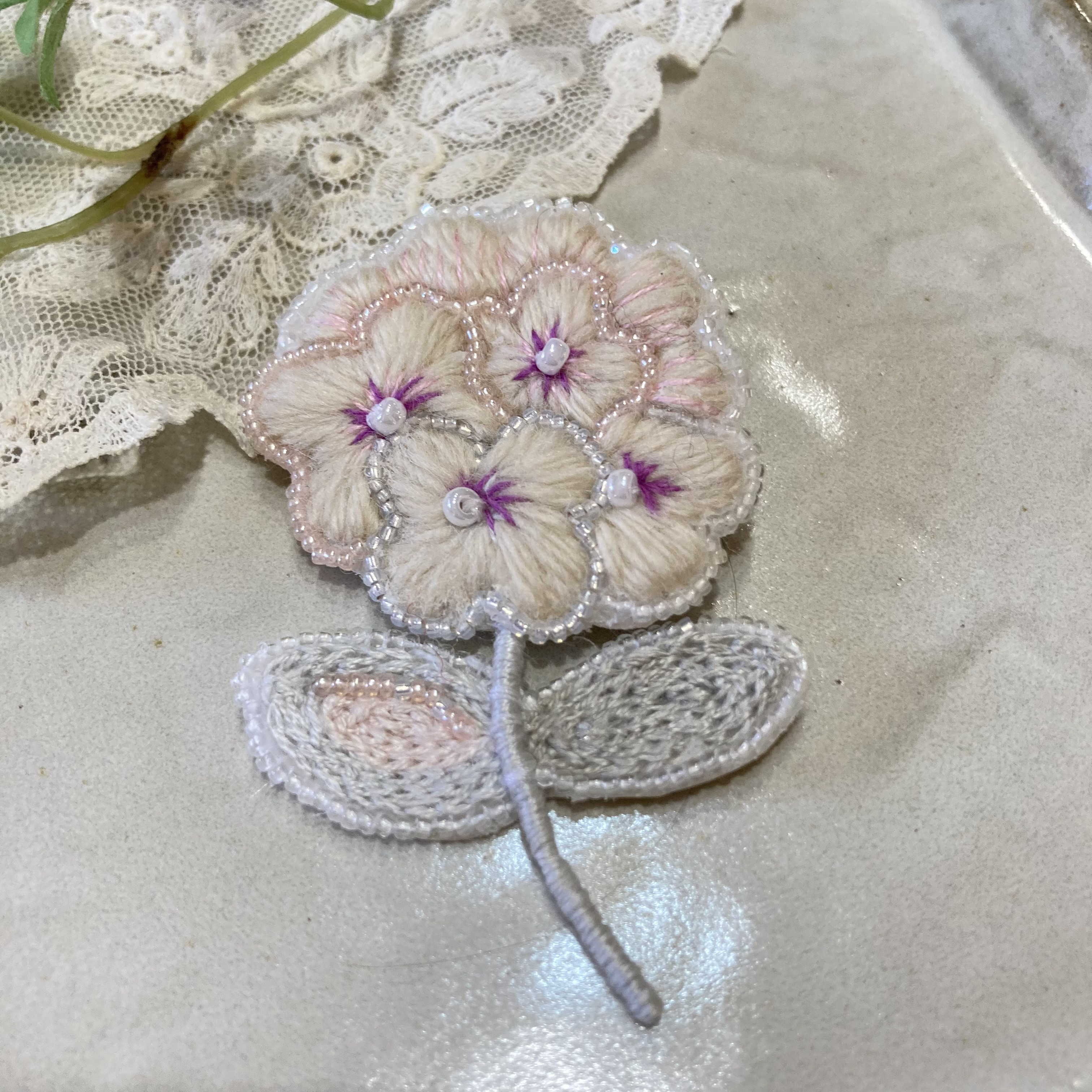 羊毛フェルトブローチ★ハンドメイド★刺繍★ビーズ★ 涼しげな紫陽花 0a05628849b536181a537c99a39a33