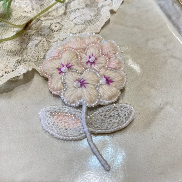 ふんわり優しいお花のビーズ刺繍ブローチ 紫陽花 ブローチ fleur