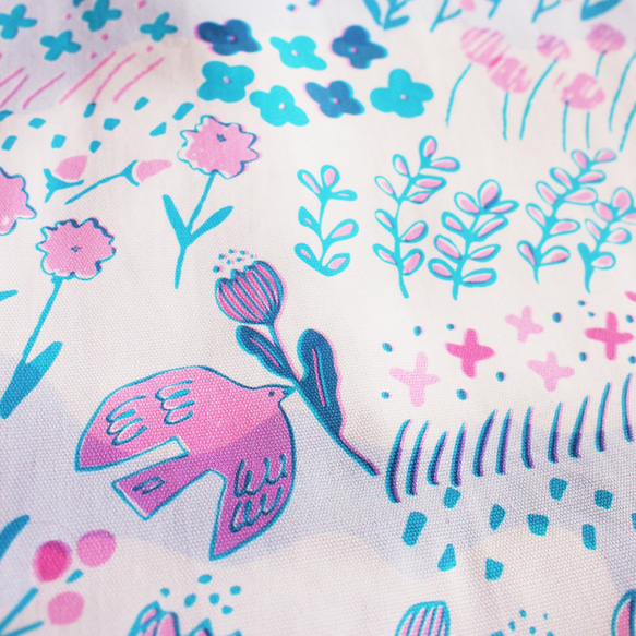 【A4】 風吹く 花柄 トートバッグ ◇ ピンク×水色×ラベンダー★可愛い 鳥と草花 アート 5枚目の画像