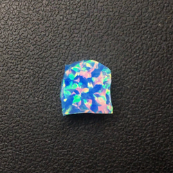 《人工オパール》(ネオンオパール) 原石 ライトブルー/オレンジ斑 1.4g (樹脂含侵) 1枚目の画像