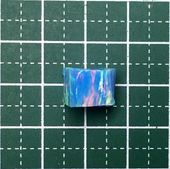 《人工オパール》(ネオンオパール) 原石 ライトブルー/オレンジ斑 1.4g (樹脂含侵) 2枚目の画像