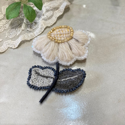 ふんわり優しいお花のビーズ刺繍ブローチ　カモミール花　 1枚目の画像