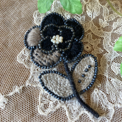 ふんわり優しいシックなお花のビーズ刺繍ブローチ　　黒　花　 2枚目の画像