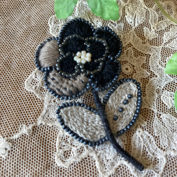 ふんわり優しいシックなお花のビーズ刺繍ブローチ　　黒　花　 2枚目の画像