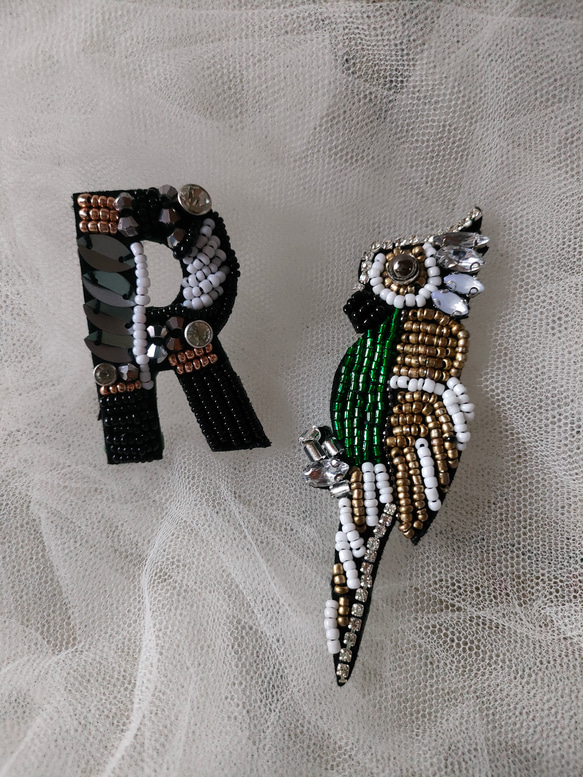 今なら即納❤️鳥さんのビーズ刺繍ブローチ❤️インコ オウム デリカビーズステッチ ラインストーン プレゼントギフト 3枚目の画像