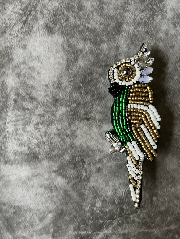 今なら即納❤️鳥さんのビーズ刺繍ブローチ❤️インコ オウム デリカビーズステッチ ラインストーン プレゼントギフト 1枚目の画像