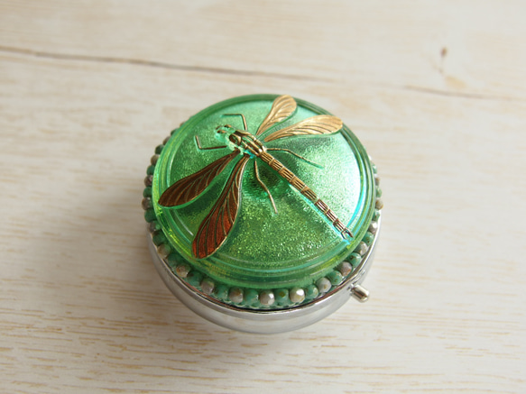 蜻蛉　ウランガラス　ターコイズピカソ　チェコガラスボタンのピルケース　小さなジュエリーボックス　一点限り 3枚目の画像
