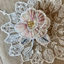 ふんわり優しいお花のビーズ刺繍ブローチ　白　つばき花　 3枚目の画像