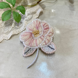 ふんわり優しいお花のビーズ刺繍ブローチ　白　つばき花　 1枚目の画像
