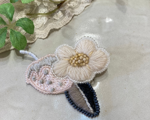 ★新作★ ハンドメイド　刺繍ブローチ　フラワーシャワー 80607fc63d2f251e50c38c2d2b78c2