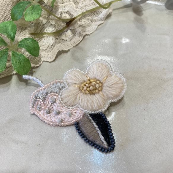 FOXEY - FOXEY(フォクシー) ブローチ美品 - 黒 フラワー(花)の