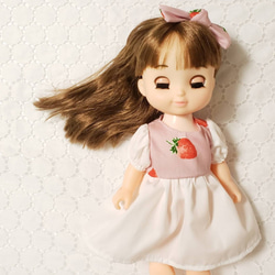 パフワンピースとヘアゴムセット　イチゴ柄　26cmサイズの人形　Mサイズ　レミンちゃん　ソランちゃん　着せ替え人形 1枚目の画像