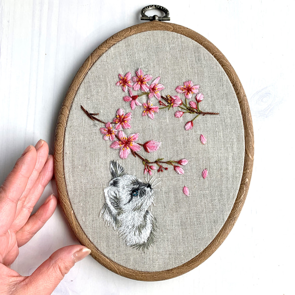 桜の木の下で、、、桜と猫　刺繍タペストリー　 3枚目の画像