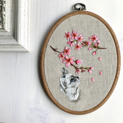 桜の木の下で、、、桜と猫　刺繍タペストリー　 4枚目の画像