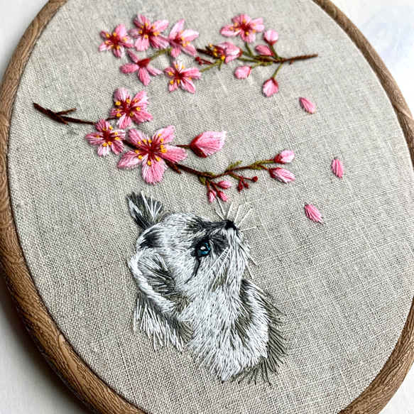 桜の木の下で、、、桜と猫　刺繍タペストリー　 6枚目の画像