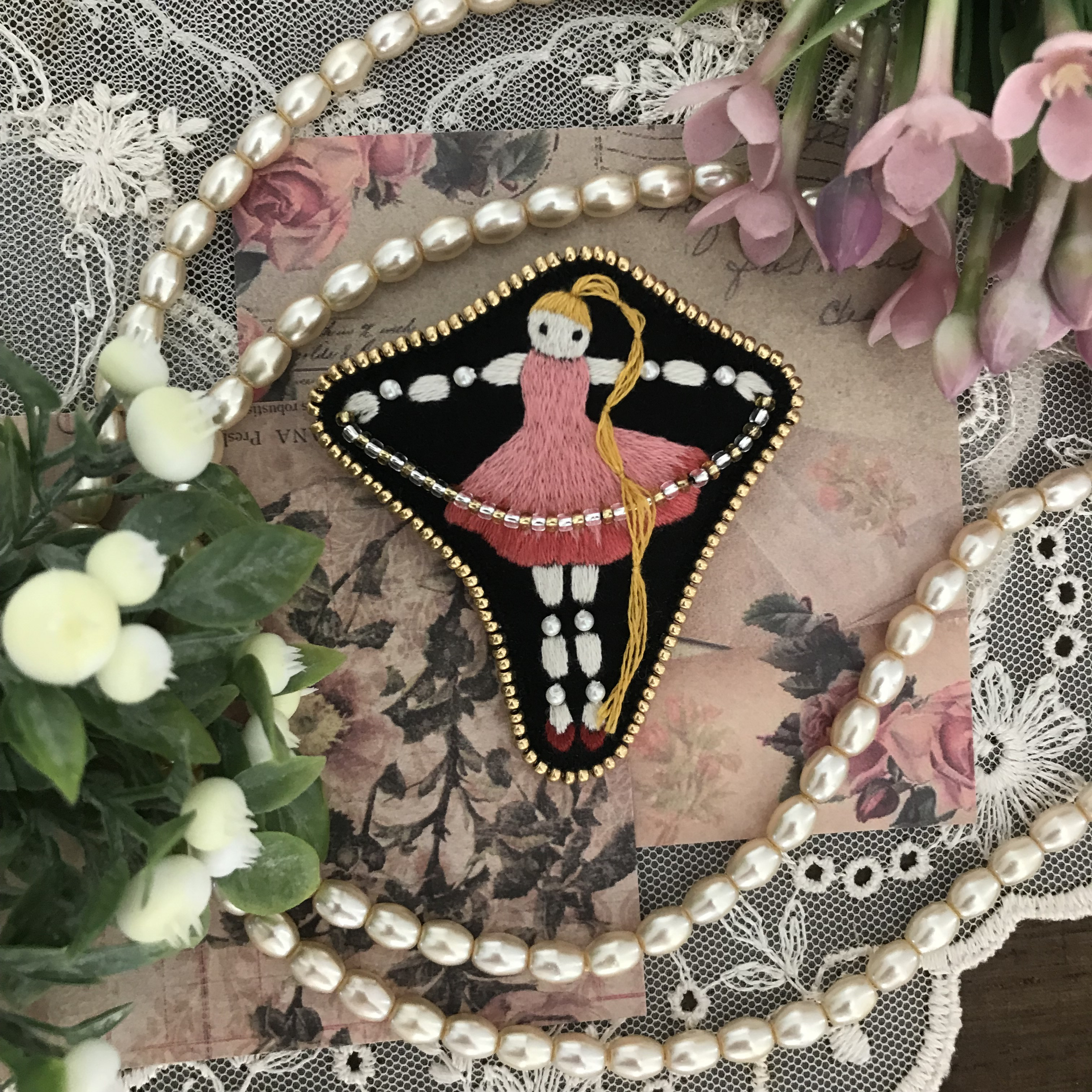 関節人形・春のロンド　(刺繍ブローチ)