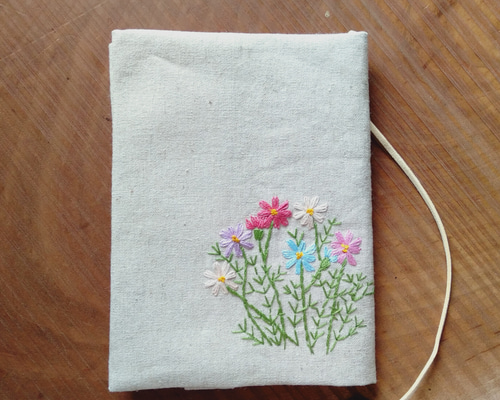 文庫本刺繍の布のブックカバー（コスモス） ブックカバー