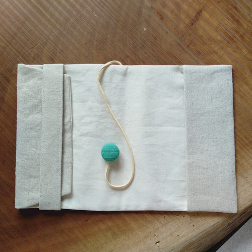 文庫本刺繍の布のブックカバー（コスモス） ブックカバー