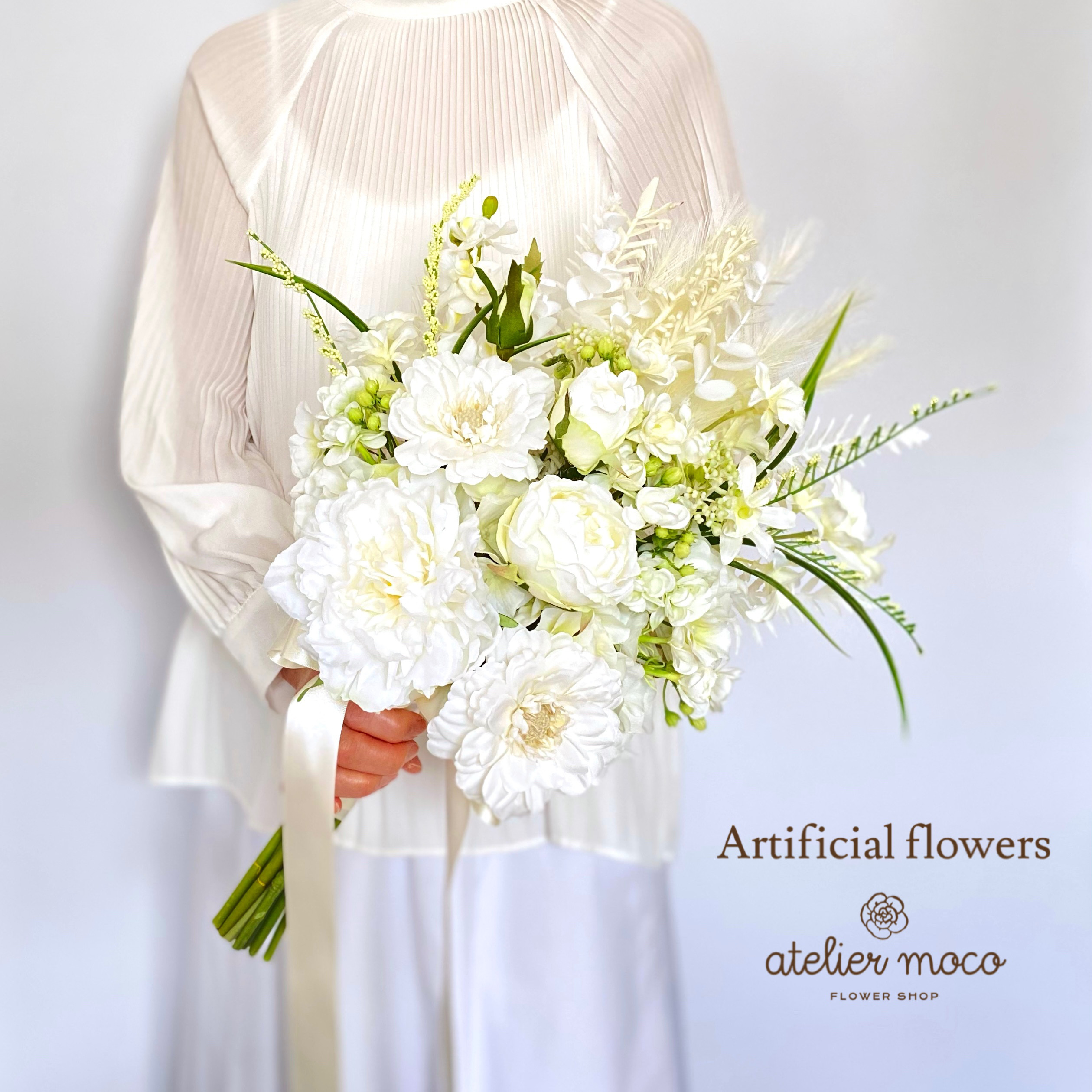 【オーダーメイド】ホワイト ピオニー とジニアの クラッチブーケ（造花・ウェディング・結婚式・前撮り・フォト・ブーケ