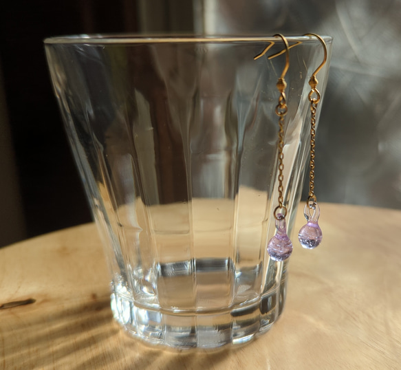 【新作】【送料無料】手作りガラスの 雫 ピアス イヤリング ライトパープル 「The NEON」シリーズ 4枚目の画像